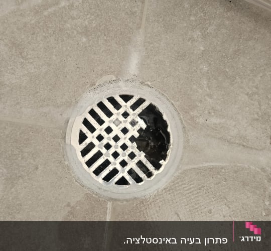 ניקוז מים ברצפת מקלחת עם סבון